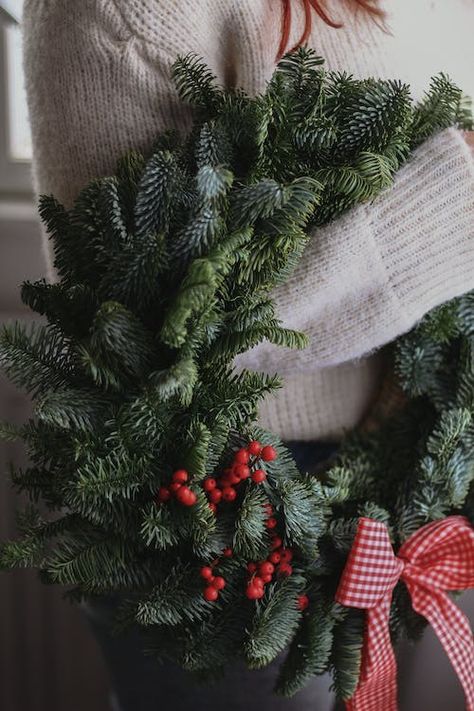 Person in Knitted Sweater Holding a Wreath · Free Stock Photo Advent Wreath Diy, Navidad Natural, Traditional Wreath, Advent Wreath, Navidad Diy, Nordic Christmas, Christmas Decorations For The Home, Christmas Wreaths Diy, Scandinavian Christmas