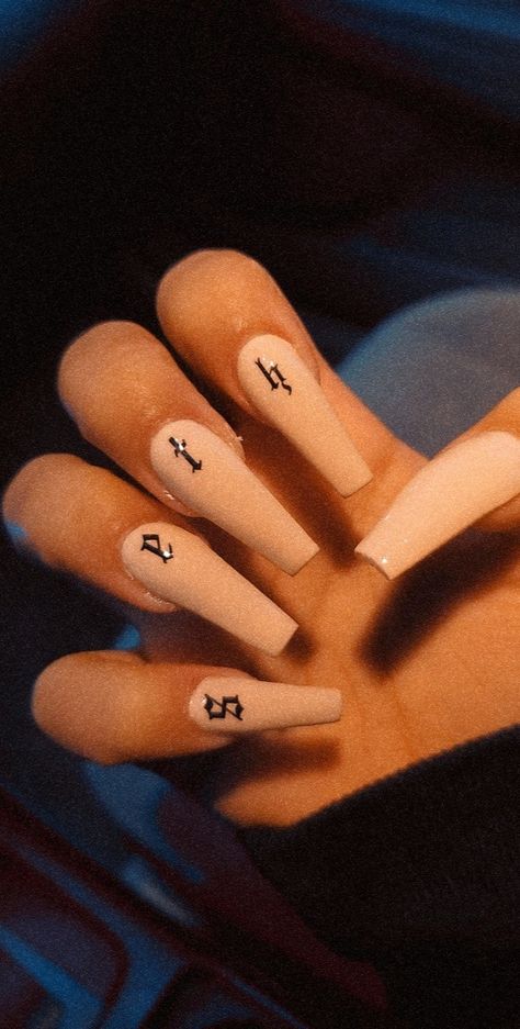 #nails #nailinspo Nail Art With Words Letters, Nails With Initials C Acrylic, Name Nail Art Design, Boyfriend Acrylic Nails, Boyfriend Name On Nails Designs, Names On Nails, Boyfriends Name On Nails, Name Nails Boyfriend, Boyfriend Name Nails