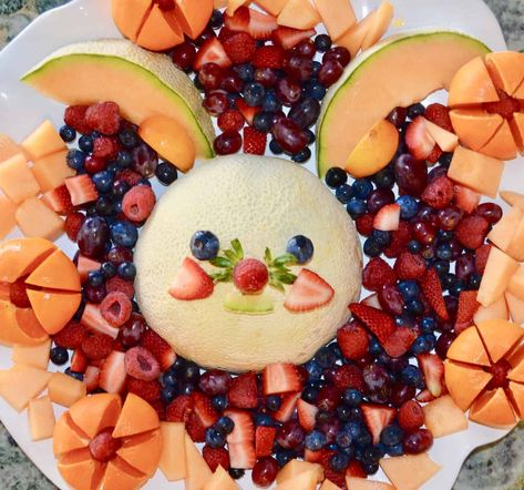 Funny Bunny Fruit Platter makes it ok to play with your food! Kids and adults will love this cute bunny fruit platter. #fruitplatter #brunch #breakfast #cantaloupe #berries #kids #parenting Vegan Easter Recipes, Easter Brunch Menu, Best Brunch Recipes, Vegan Easter, Easter Menu, Easter Brunch Food, Easter Food, Strawberry Topping, Themed Desserts