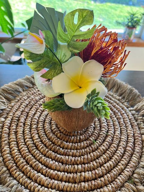 Tiki Centerpiece Ideas, Tropical Wedding Table Centerpieces, Hawaiian Theme Centerpiece, Hibiscus Centerpieces, Tropical Party Centerpieces, Moana Quince, Hawaiian Centerpiece Ideas, Stitch Sleepover, Hawaiian Centerpieces