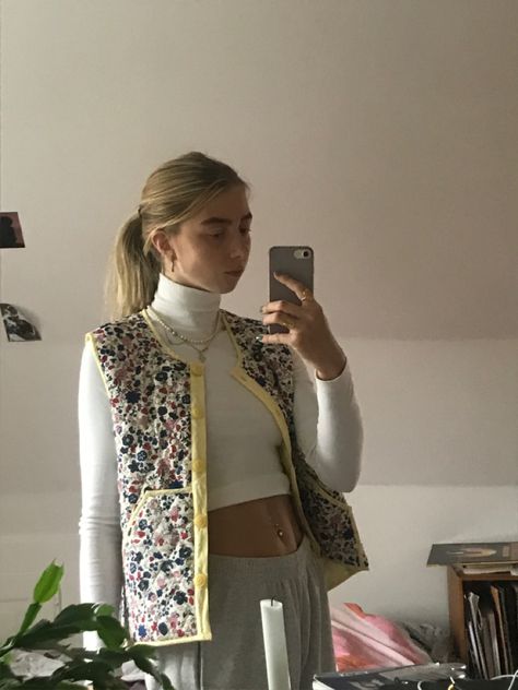 Quilted Waistcoat Outfit, Quilt Vest Outfit, Floral Vest Outfit, Mum Fits, Quilted Vest Outfit, Vest Outfits Aesthetic, Vest Street Style, Waistcoat Outfit, Quilted Clothes