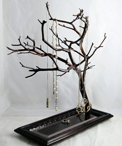 Diy Tree Jewelry Holder, Diy Jewelry Holder Stand, Jewelry Holder Ideas, Jewelry Tree Display, Tree Jewelry Holder, Organizing Jewelry, Jewelry Shop Display, Jewelry Tree Stand, Ideas For Organizing