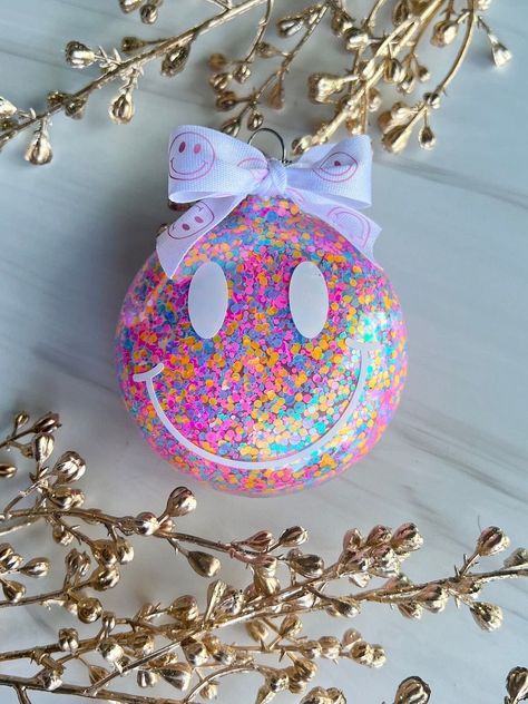 super kawaii ornament! Face Glitter, Preppy Christmas, Craft Things, Glitter Ornaments, Super Kawaii, Christmas Ornament Crafts, Ornament Crafts, Glitter Christmas, Xmas Ornaments