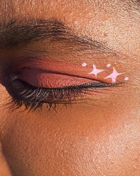 Deep Pink Eyeshadow, Flower Graphic Liner, Lover Era Makeup, Simple Graphic Eyeliner, Simple Graphic Liner, Pink Graphic Liner, Lover Fest, Liner Ideas, Simple Prom Makeup