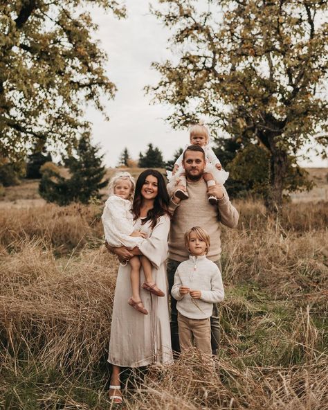 Family Mini Sessions Poses, Holidays Family Pictures, Casual Fall Outfits Photoshoot, Family Photo Neutral Colors, Cream Photoshoot Outfit, Cream Fall Family Pictures, Fall Pictures 2023, Champagne Family Photos, Family Of 3 Outfits For Pictures