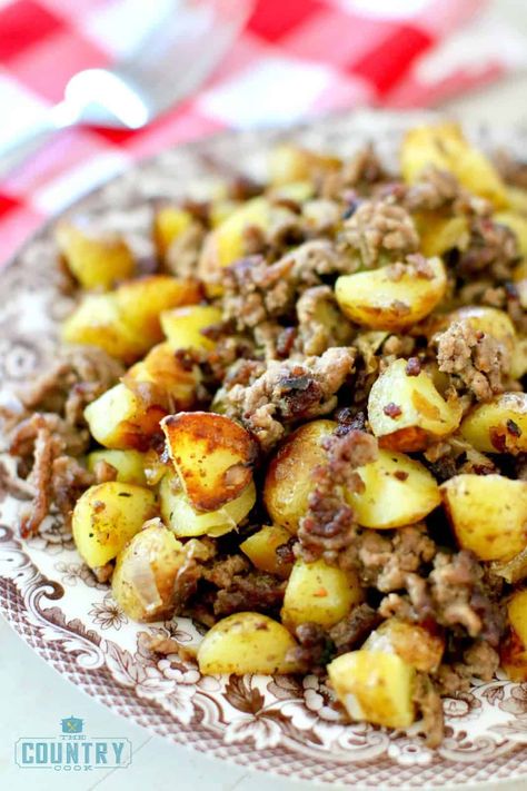 Hamburger Hash, Hamburger And Potatoes, Ground Beef And Potatoes, Hash Recipe, Beef Hash, Country Cook, Huevos Fritos, Beef And Potatoes, The Country Cook