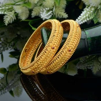 Traditional Gold Jewellery, Maharashtrian Marathi Ornaments, Designer Diamond Jewellery Single Bangle Designs Gold Latest, Gold Bengals Designs Latest, Gold Bangals Design Latest, Fashion Design Ideas, Gold Kangan, Saree Shoot, Single Bangle, Jewellery Shoot, Gold Kada