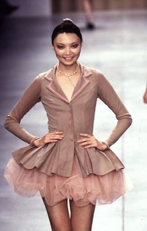 Betsey Johnson Runway, Ballet Inspired Fashion, The 90s Fashion, Ballerina Outfit, 90s Runway Fashion, Only Fashion, Aesthetic Fashion, 90s Fashion, Couture Fashion