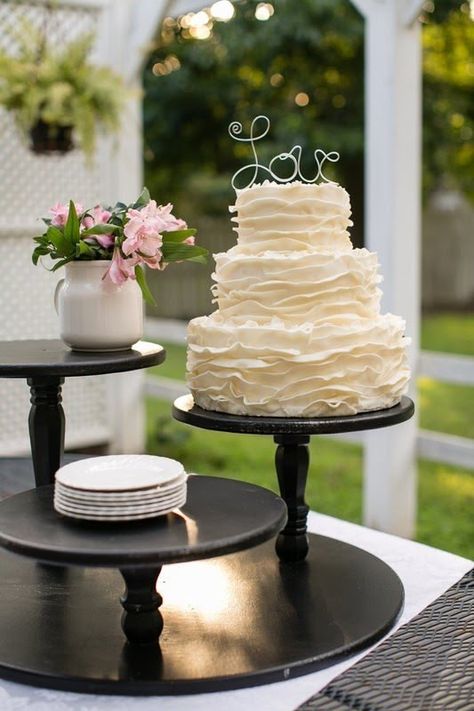 Tiered Pie Stand, Diy Wedding Cake Stand, Diy Wedding Cupcakes, Wedding Cupcake Display, Cupcake Stand Wedding, Diy Cake Stand, Diy Wedding Cake, Cake And Cupcake Stand, Cupcake Stands