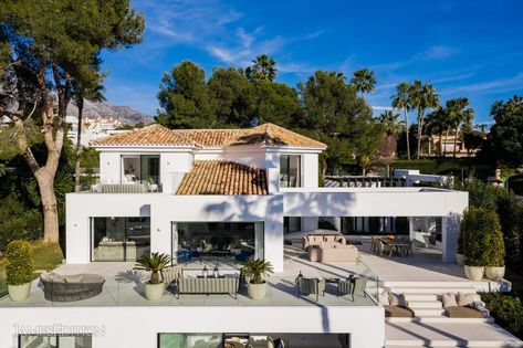 Andalusian Architecture, Marbella Villas, Basement Guest Rooms, Malaga Airport, Small Villa, Casas Coloniales, Indoor Outdoor Living, Andalusia, Luxury Property