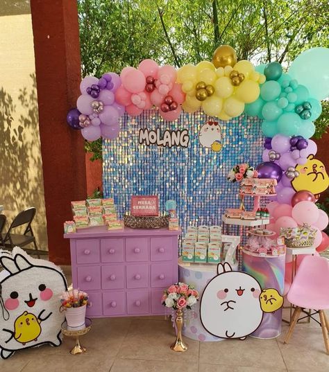 Candy bar del tema molang y piu piu con panel shimmer en tornasol para el cumple #7 de Isabella Molang And Piu Piu Birthday Party, Molang Birthday Party Ideas, Pompompurin Birthday Party, Kawaii Party Ideas, Molang Birthday, Diy Party Props, Belle Birthday, Ideas Para Fiestas, Gift Table