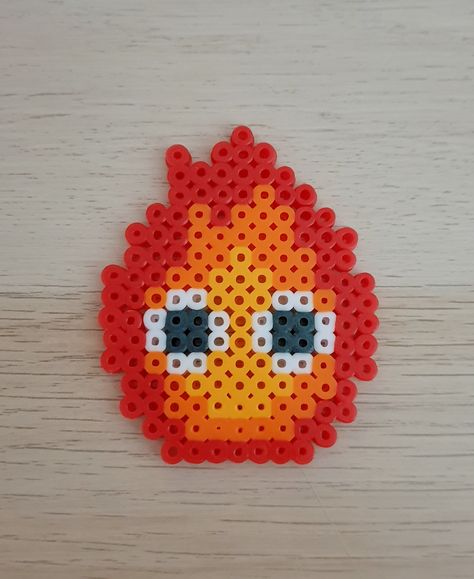 Kawaii Fuse Bead Patterns, Chibi Perler Bead Patterns, Fire Perler Beads, Small Perler Patterns, Perler Cute, Calcifer Pixel Art, Perler Bead Food, Chibi Ghibli, Mini Perler Beads Ideas