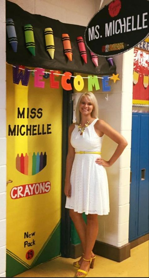 Classroom Goals, Classroom Welcome, Teacher Doors, Classroom Signs, Welcome Signs, Door Decorations Classroom, Diy Bottle Crafts, Welcome Door, Classroom Door