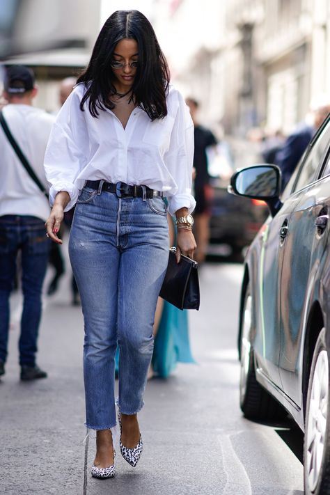 With a white button-down tucked in and pumps to polish it off Jeans And White Shirt, Straight Leg Jeans Outfits, Jeans Trend, White Shirt Outfits, First Date Outfits, Mode Tips, Types Of Jeans, Jeans Outfit Summer, Outfit Jeans