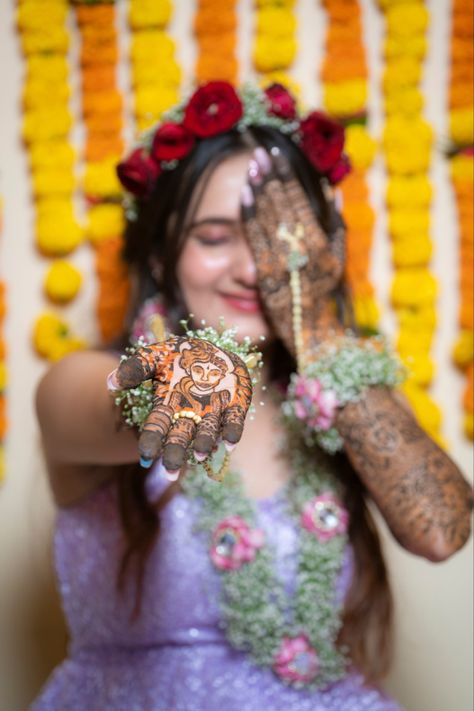 Bride Mehndi Photoshoot Poses, Bridal Mehndi Photography Photo Shoot, Bride Mahndi Pic, Mehndi Photo Poses For Bride, Mehndi Designs Photoshoot, Mehndi Pose Bride, Mehndi Designs Pose, Mehndi Photo Shoot Ideas, Mahndi Shoot Poses