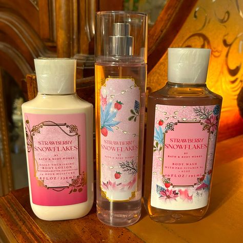 Brand New Bath & Body Works Strawberry & Snowflakes Set Of 3. Fragrance Notes : Juicy Strawberry , Whipped Cream, Iced Bergamot. Set Includes: 1 Mist Spray (8oz) 1 Shower Gel (10oz) 1 Body Lotion(8oz) Smoke Free Home.....However We Have Pets(Dogs & Cats) Same Or Next Day Shipping Strawberry Snowflakes, Strawberry Cosmetics, Bath And Body Perfume, Cute Products, Strawberry Whipped Cream, Bath & Body Works, Bath N Body Works, Perfume Collection Fragrance, Bath And Body Works Perfume