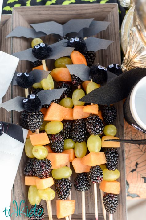 Healthy Halloween fruit skewers topped with  cute little bats. Easy Halloween Appetizers, Halloween Brunch, Halloween Appetizers Easy, Easy Halloween Snacks, Halloween Snacks For Kids, Recetas Halloween, Diy Halloween Treats, Halloween School Treats, Halloween Breakfast