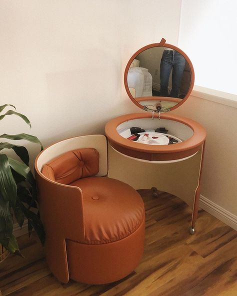 alyssa coscarelli on Instagram: “the latest addition 🍊 i wasn’t feeling my previous vanity in this new space (it happens!), gave it to my mom for safe keeping, and didn’t…” Makeup Organizer Ideas, Nyc Apt, Condo Remodel, Organizer Ideas, Makeup Organizer, Dream House Decor, Beauty Routine, Aesthetic Room Decor, Dream Home Design