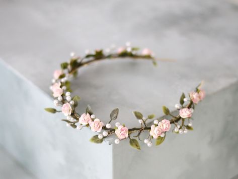 Absolutely gorgeous flower headband. The flowers in lovely tones of blush and green. Thanks to the use of paper flowers, the headband is durable and lightweight. Absolutely beautiful and very realistic. Head circumference: one size fits all (adjustable) / fits adults and older children We offer customized accessories, matching the floral crown. Here you can buy a matching floral boutonniere: https://www.etsy.com/listing/672949700/customized-flower-boutonniere You can also buy a fitted flower comb: https://www.etsy.com/listing/696659747/customized-flower-comb or a matching floral bracelet: https://www.etsy.com/listing/686638755/customized-flower-bracelet Thank you for visiting our store! Elvish Crown, Dainty Flower Crown, Floral Boutonniere, Elven Tiara, Customized Accessories, Accessories Matching, Pink Flower Headband, Baby Flower Crown, Bridal Floral Headpiece