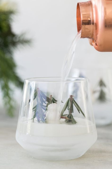 The most charming way to serve a holiday cocktail is in a snow globe! Sugar and Charm shares a rosemary gin fizz snow globe cocktail recipe. Rosemary Gin Fizz, Rosemary Cocktail, Gin Fizz Cocktail, Raspberry Mojito, Rosemary Simple Syrup, Party Hosting, Juice Ice, Gin Fizz, Hawaiian Party