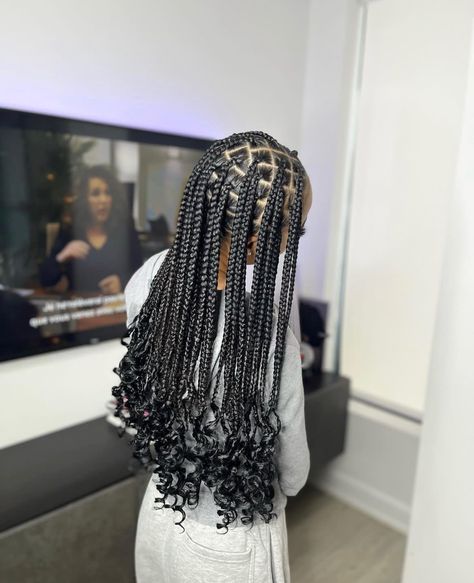 Short Knotless Braids With Curled Ends, Medium Knotless Braids Curls At The End, Braids With Curls At The End Medium, Lower Back Knotless Braids, Knotless Braids Back Length, Cute Braids With Curls At The End, Medium Knotless Braids With Curls At End, Medium Knot Less Braids With Curls, Thick Knotless Braids With Curls