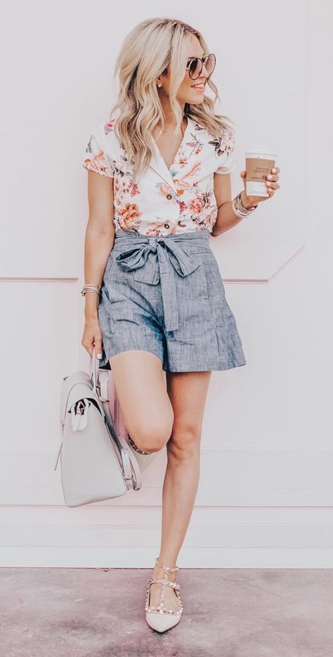 6 Trendy Ways To Look Sophisticated In Shorts During The Summer.  Classy, elegant, and chic outfits with shorts to look glamorous and fresh despite the summer heat. Classy Shorts Outfits, Classy Shorts, Kain Linen, Classy Summer Outfits, Outfits Mit Shorts, Design Moda, Chambray Shorts, Bohol, Shorts Outfits