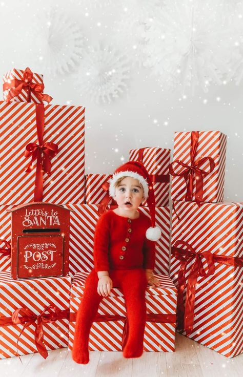 Indoors Christmas Photoshoot, Colorful Christmas Mini Session, Red Backdrop Christmas Photoshoot, Cookies For Santa Photoshoot, Christmas Photo Spot Ideas, Christmas Picture Display Ideas, Kids New Year Photoshoot, Santa Photo Shoot Ideas, Xmas Shoot Ideas