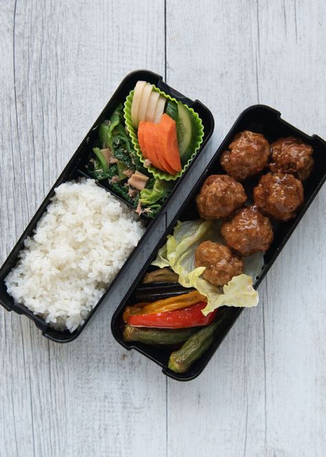 Meatball Bento is a popular bento box, perhaps because it looks somewhat cute with the small meatballs inside the bento box. Small Meatballs, Japanese Home Cooking, Pickled Red Cabbage, Wok Recipes, Bunny Chow, Japanese Food Bento, Pork Meatballs, Colorful Dishes, Recipetin Eats