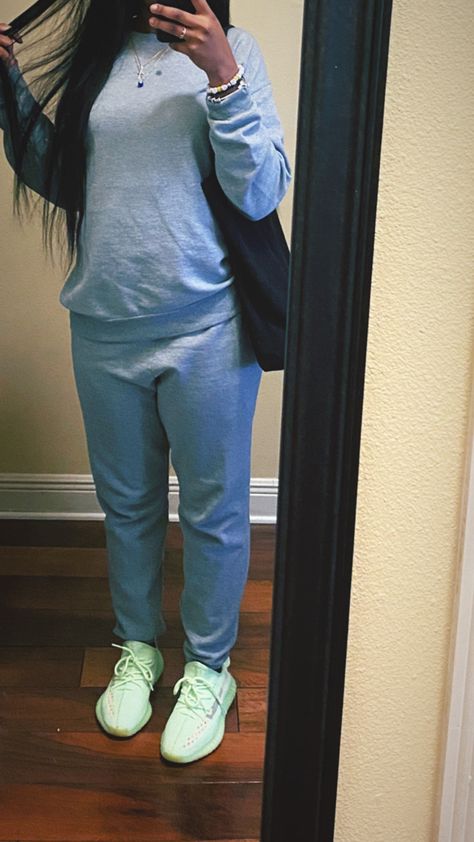 Yeezy Gym Outfit, Yeezy Outfit Women 350 Boost, Yeezy 350 Outfit Women, Yeezy Boost 350 Outfit, Glow Outfits, Yeezy Outfit Women, Yeezy Outfit, Shoes Yeezy, Chill Fits