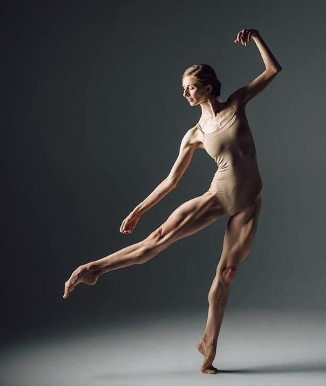 Ballerina Legs, Dance Picture Poses, Dance Photography Poses, Ballet Poses, Female Dancers, Female Pose Reference, Anatomy For Artists, Ballet Photography, Ballet Beautiful