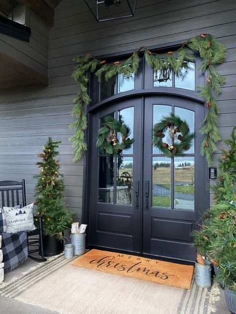 Christmas House Tour - Home Bunch Interior Design Ideas Ranch House Exterior, Christmas House Tour, Exterior Christmas, Christmas Fireplace Decor, Modern Ranch, Christmas Themes Decorations, Christmas Front Porch, Christmas Porch Decor, Christmas String Lights