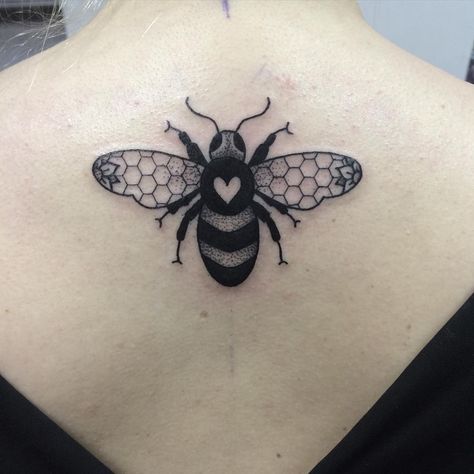 On Emma! Love it when you and Georgina come to see me 😘😘 Bee Tattoo On Back, Queen Bee Tattoo, Tattoo On Back, Stick N Poke, Lion Tattoo Design, Disney Tattoo, Blossom Tattoo, Bee Tattoo, Diy Tattoo