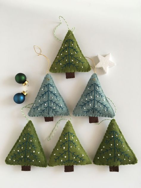 Felt Tree Ornaments, Wool Felt Ornaments, Diy Felt Christmas Ornaments, Felt Crafts Christmas, Handmade Christmas Crafts, Felt Christmas Decorations, Felt Christmas Tree, Felt Christmas Ornaments, Christmas Sewing