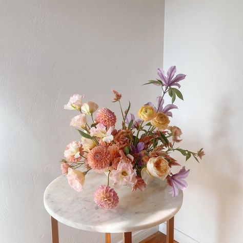 Pretty. Wild. Flowers. on Instagram: "Our Native Poppy stem bar is absolutely flourishing with gorgeous shades of peaches and cream with delicate touches of lavender. This palette is inspired by @hey.nataliegill wedding, which was featured on @brides TWICE last year - and we can definitely see why! Our stem bar is full of fresh blooms to brighten up your home and boost your mood! Stop by our shops today to pick up your own stunning arrangement. #nparrangements #sandiegoflorist #sandiegoflo London Flowers, Native Poppy, Home Flower Arrangements, Modern Floral Arrangements, Lavender Wedding Flowers, Peach Wedding Flowers, Floral Trends, Shades Of Peach, Peaches And Cream