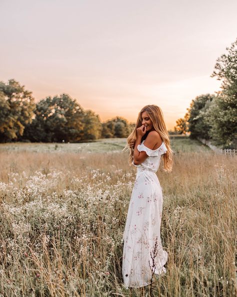 Field photo shoot30.8k Followers, 583 Following, 811 Posts - See Instagram photos and videos from J O S I E (@josie_sanders) Boho Photography, Boho Prom, Senior Photo Outfits, Summer Picture Poses, Spring Photoshoot, Flower Photoshoot, Grad Photoshoot, Senior Pictures Poses, Prom Pictures