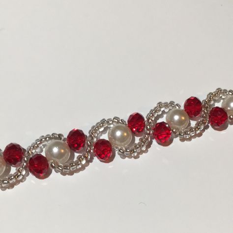 Beautiful Bracelet Featuring Scarlet Red Faceted Crystal Glass Beads, Faux Pearls, And Clear Seed Beads. With Toggle Clasp. Measures 6.75 Inches Long. Hand Made And Brand New. Oval Beads Jewelry, Glass Crystal Beads, Diy Red Jewelry, Crystal Glass Beads Bracelet, Seed Bead Christmas Bracelets, Red Bead Bracelet Ideas, Red Beaded Jewelry, Beaded Christmas Jewelry, Glass Bead Bracelet Patterns Ideas