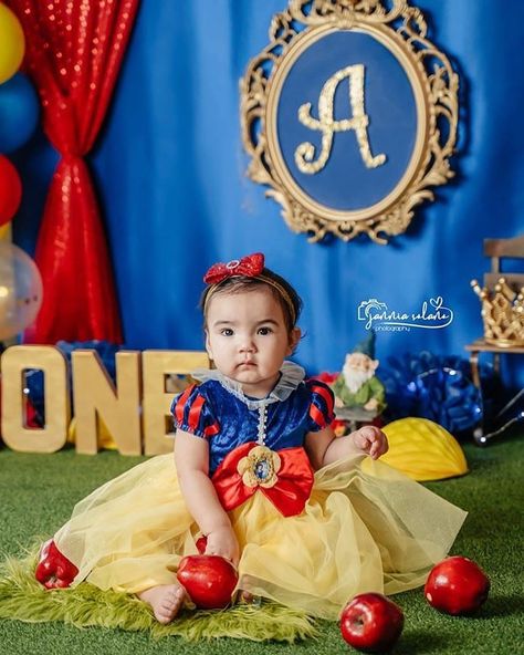 Mirror mirror on the wall, Alianna is the fairest of them all🍎👑 Cake Smash Session | Snow White Theme #janniasolanophotography… Snow White Princess Dress, Sparkle Romper, White Princess Dress, Cake Photoshoot, Snow White Birthday, Snow White Party, Smash Cake Photoshoot, Princess Tutu, White Princess