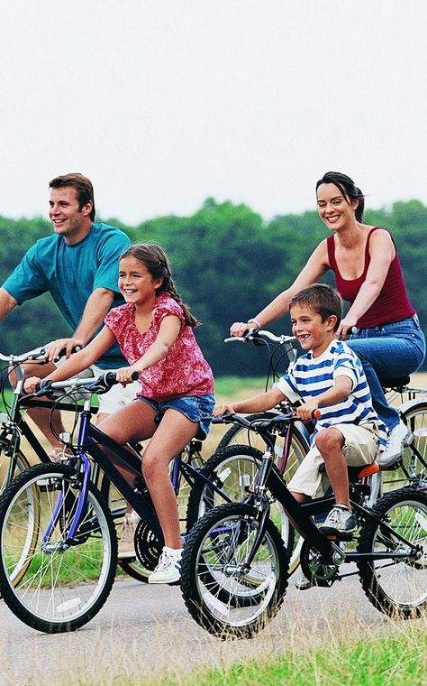 Best Ideas For Family Activities for Kids: Here is a list of family activities that will  help you have fun with your families and spend quality time with them. Family Running Together, Healthy Happy Family, Happy And Healthy Family, Healthy Family Lifestyle, Family Adventure Ideas, Quality Time Family, Family Activities For Kids, Quality Time With Kids, Family Quality Time