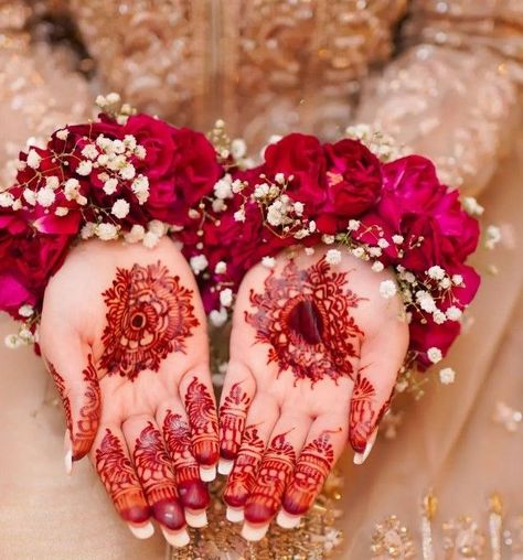 Red Rose Gajra Hand, Flower Jwellary For Bride Haldi, Nikkah Gajrey, Gajra For Hands, Gajrey Hands, Gajrey Hands Dp, Gajra In Hands, Bridal Gajra, Hand Gajra For Bride