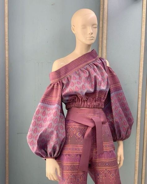 Traditional Dresses Designs, Batik Fashion, Trendy Dress Outfits, Batik Dress, African Style, Designs For Dresses, African Print Fashion, Indian Fashion Dresses, Fashion Design Clothes