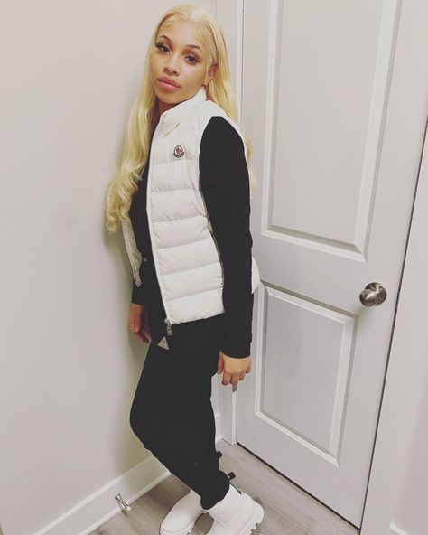 Moncler Boots Outfit, Outfits With A White Puffer Vest, Moncler Vest Woman Outfit, Moncler Vest Outfit, White Puffer Vest Outfits For Women, Vest Outfits Black Women, Puffer Vest Outfit Black Women, Vest Outfit Black Women, Moncler Outfit