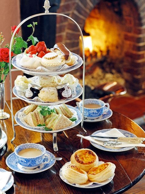 What better way to recharge on a summer’s day than with tea and a tower of pretty cakes? Metro seeks out London’s best afternoon teas. English Afternoon Tea, Best Afternoon Tea, English Tea Party, Afternoon Tea Recipes, Winter Tea, High Tea Party, British Tea, Tea Store, Tea Party Food