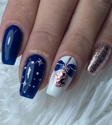 Blue Reindeer Nails, December Nails Christmas Blue, Nail Gel Art Designs, Christmas Nails Blue Short, Winter Nail Art Designs Snowflakes White Glitter, Christmas Nail Art Blue, Navy Blue Christmas Nails Winter, Xmas Gel Nail Designs, Blue Christmas Nail Art