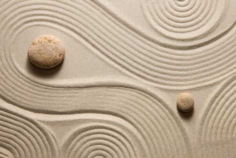 The addition of a Zen garden to your home can help enhance your living and well-being. We'll walk you through creating a simple but relaxing Zen garden. Zazen Meditation, Japanese Living Room, Deco Zen, Zen Garden Design, Japanese Zen Garden, Japanese Zen, Zen Decor, 자수 디자인, Foto Art