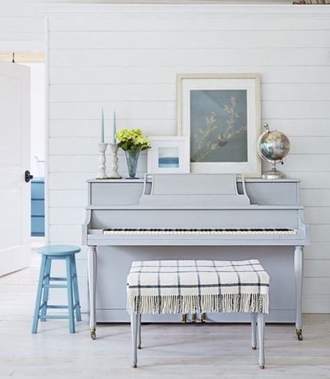 It's a unique problem, but no less worthy of attention than how to dress a gallery wall or what to do when your kitchen's too small. The presence of a piano in the room can be seriously demanding on decor. Here are more than a dozen rooms who've mastered it. Piano Apartment, Farmhouse Piano, Wood Instruments, Piano Styling, Piano Painting, Painted Piano, Vintage Style Furniture, Farmhouse Gray, Tiny Farmhouse