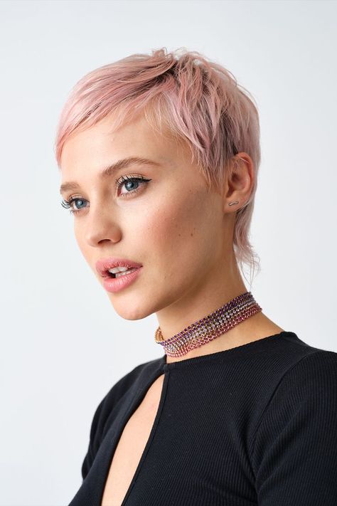 Short light pink, pixie crop hairstyle by Quif Art Team Cheveux Courts Funky, Kort Pixie, Pink Short Hair, Crop Hair, Short Hair Pixie Cuts, Super Short Hair, Edgy Short Hair, Very Short Hair, Short Pixie Haircuts