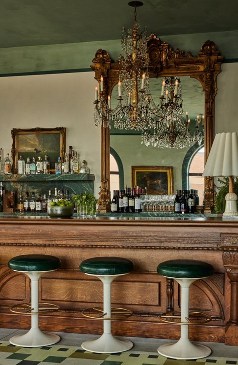 Restaurant Interior Design Italian, Italian Bar Design, Feminine Bar, Victorian Bar, Sport Bar, Italian Bistro, Italian Bar, Bar Inspiration, French Restaurants