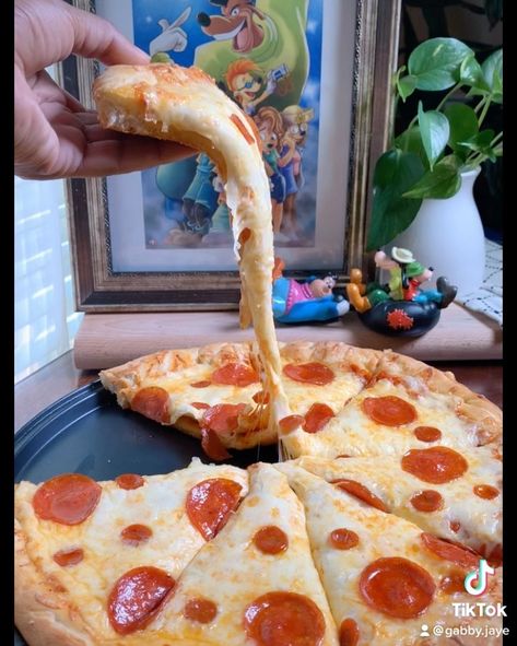 𝒢𝒶𝒷𝓇𝒾𝑒𝓁𝓁𝑒 𝒲𝒾𝓁𝓁𝒾𝒶𝓂𝓈 🦄 on Instagram: “Day 42 of Disney inspired foods: A Goofy Movie Pepperoni Pizza! 🍕 Watch until the end for that CHEESE PULL and a little something extra!…” Goofy Movie Pizza Recipe, Goofy Movie Food, A Goofy Movie Birthday Party, Goofy Movie Pizza, Goofy Movie Party, Disney Meals, Movie Dinner, Disney Movie Night Dinner, Movie Food