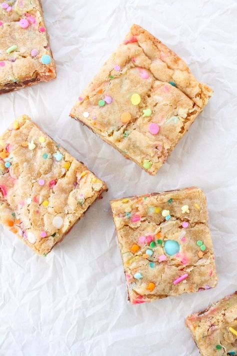 Funfetti Blondies, Funfetti Cupcake Recipe, Cream Cheese Pinwheels, Cake Batter Cookies, Funfetti Cupcakes, Dessert Treats, Spring Baking, Pastel Cupcakes, Easter Desserts Recipes