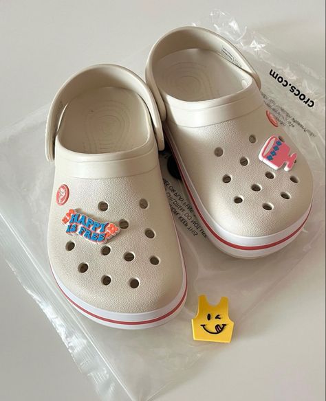 Crocs Aesthetic, Crocs Fashion, Crocs Crocband, Cameron Boyce, Girly Girl, Cute Shoes, Things To Buy, Vision Board, Fashion Outfits